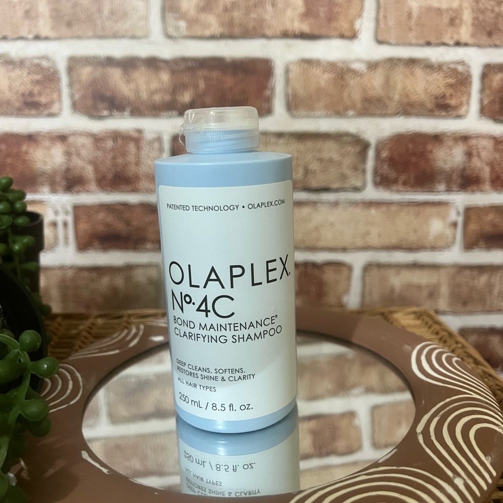 OLAPLEX No.4C Clarifying Shampoo - Light Blue and White